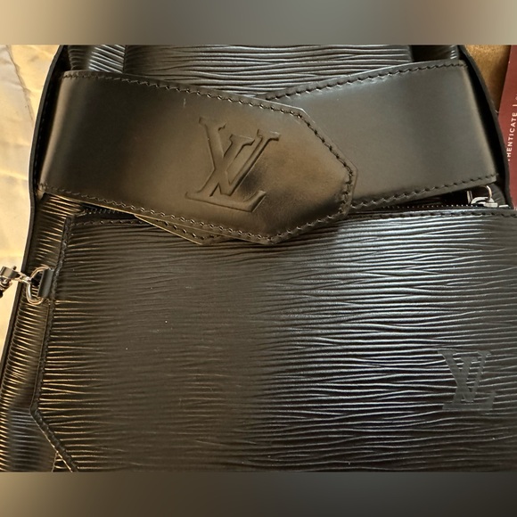 Louis Vuitton Vintage Epi Leather Sac
D'epaule GM Shoulder Bag
SKU 215913 - Picture 11 of 14